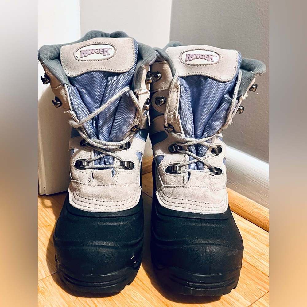 Women’s size 7 Ranger winter boot (runs wide) Periwinkle-ish color.